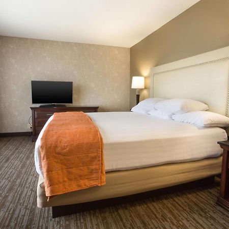 Drury Inn & Suites Greensboro Bagian luar foto