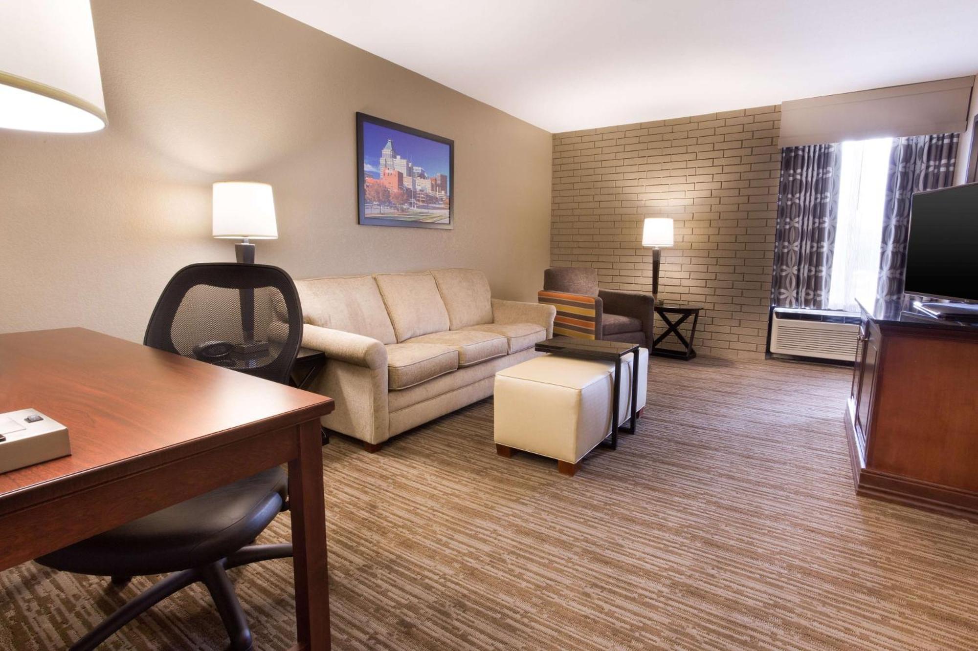 Drury Inn & Suites Greensboro Bagian luar foto