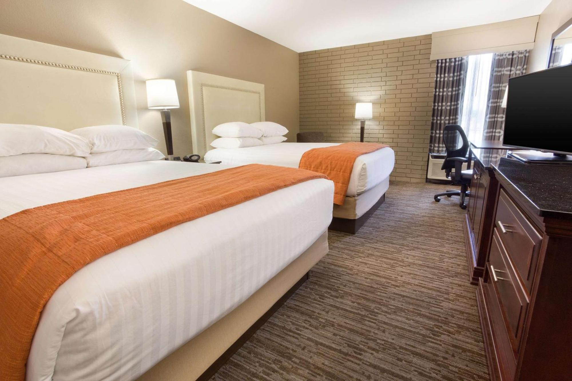 Drury Inn & Suites Greensboro Bagian luar foto