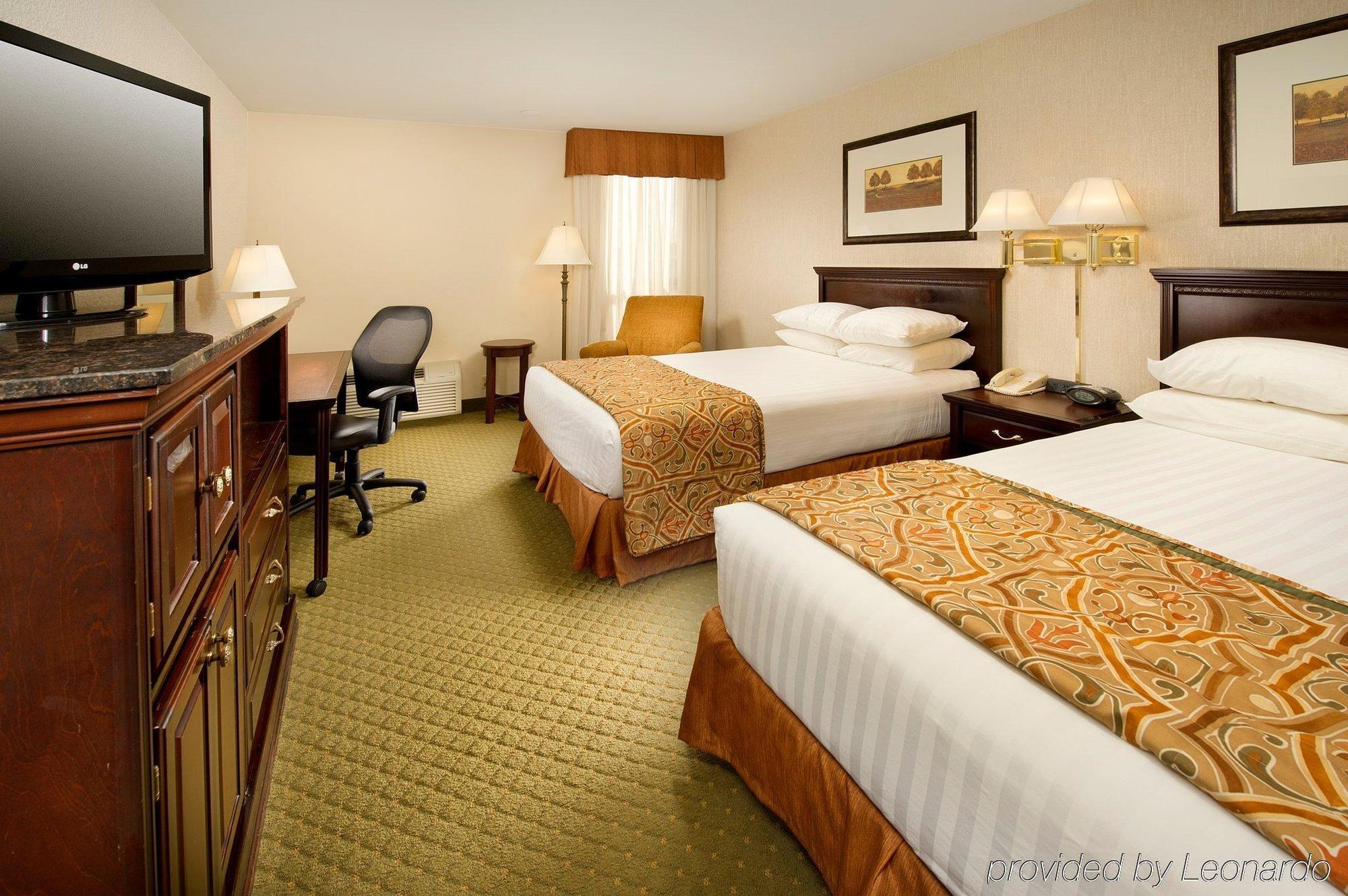 Drury Inn & Suites Greensboro Bagian luar foto