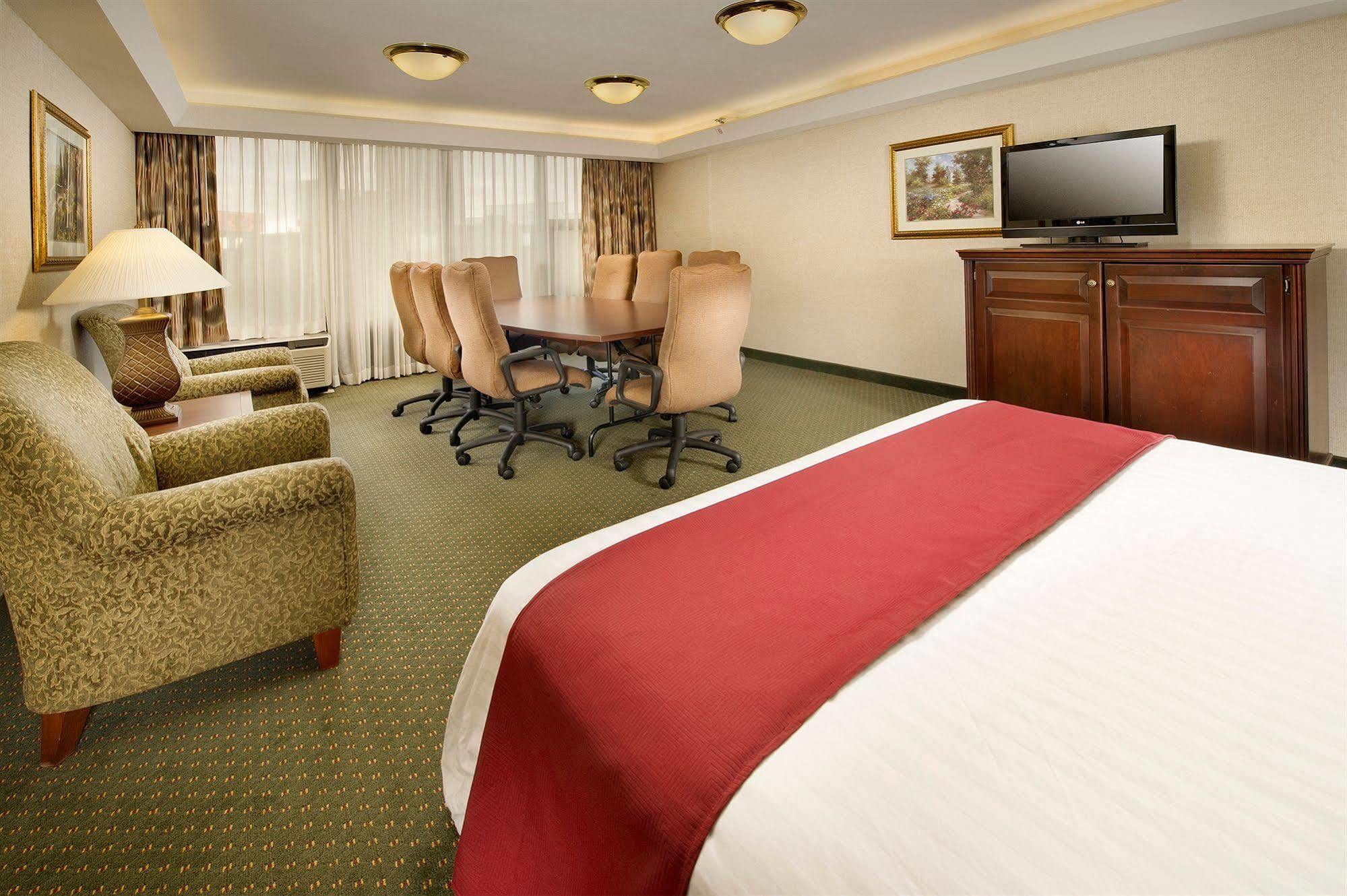 Drury Inn & Suites Greensboro Bagian luar foto